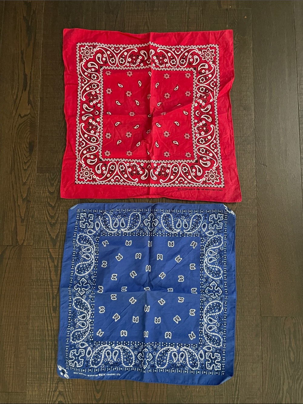 2 vintage bandanas red and blue